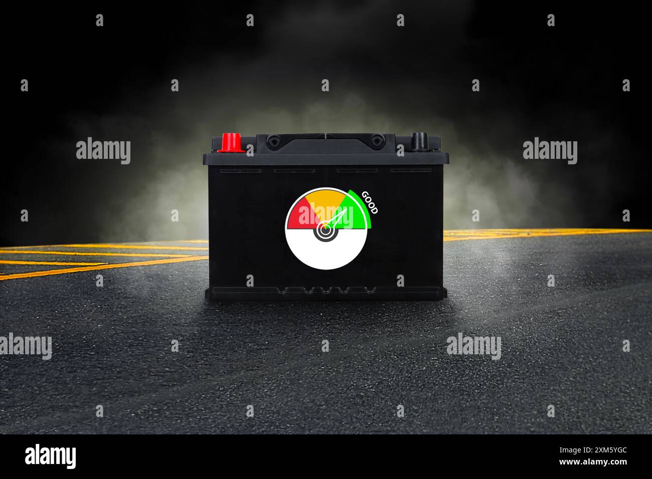 Batteria per auto isolata con fumo su autostrada e badge indicatore di buona salute della batteria , concetto di prestazioni della batteria per auto Foto Stock