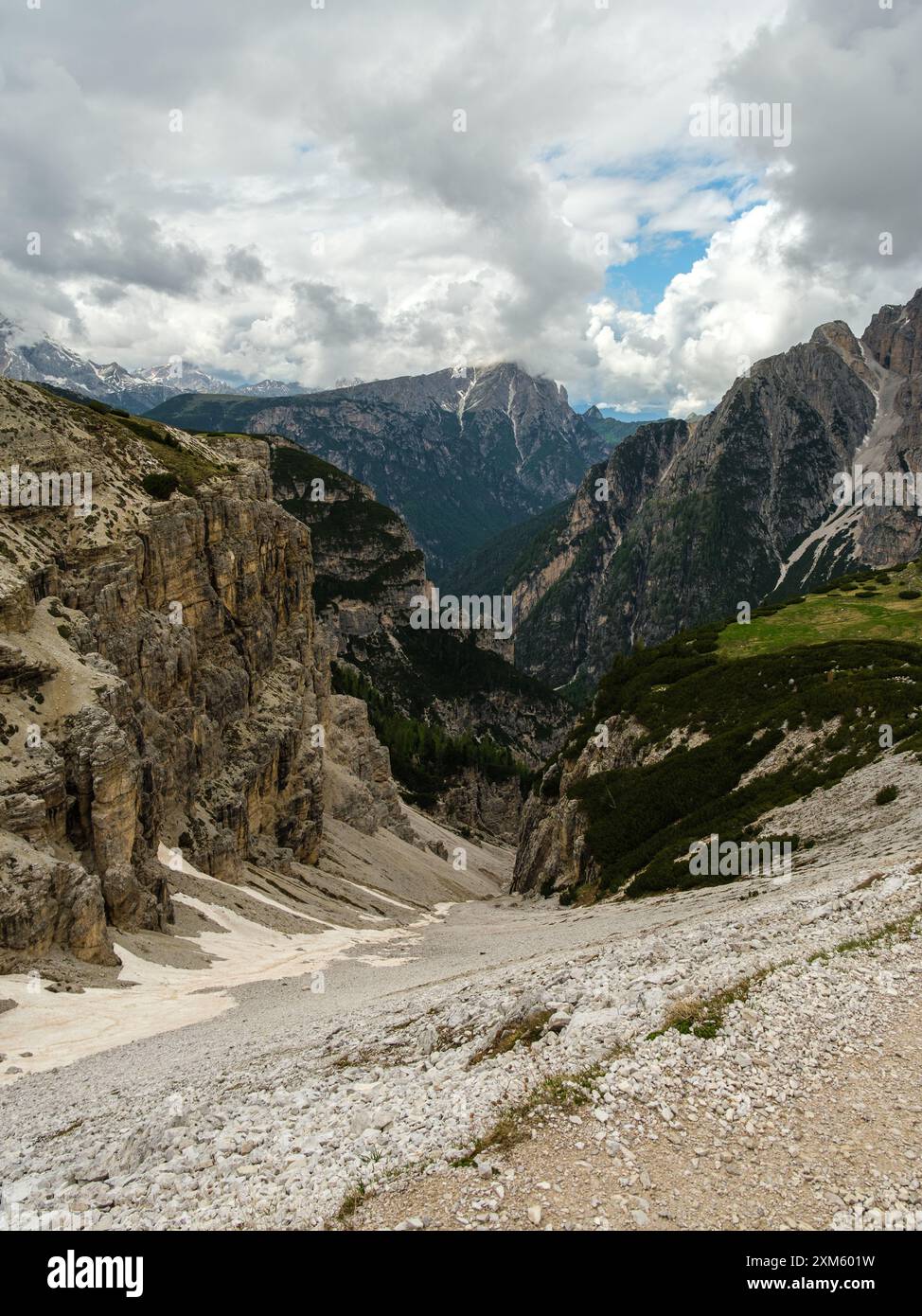 L'avventura di giugno sul circuito tre Cime: Paesaggi innevati e vette dolomitiche parzialmente nascoste da nuvole e nebbie Foto Stock