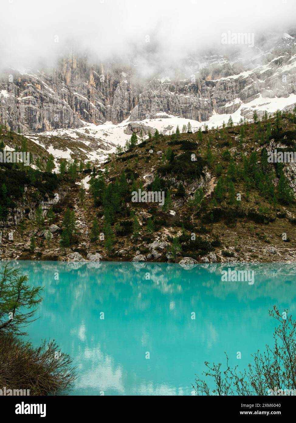 Ai piedi del dito del Dio simbolo delle Dolomiti, il Lago di Sorapis offre un paesaggio alpino mozzafiato Foto Stock