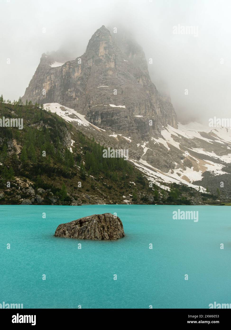 La vista mozzafiato del Lago di Sorapis sotto il dito del Dio torreggiante delle Dolomiti è davvero spettacolare Foto Stock