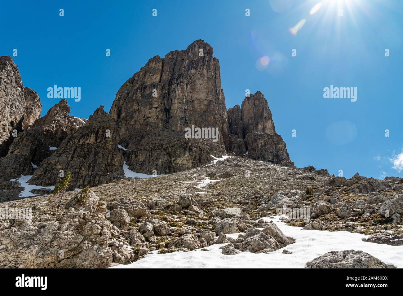 Immergiti nella bellezza alpina delle Dolomiti dal sentiero del gruppo del Sella, dove ogni passo rivela un paesaggio mozzafiato di aspre cime Foto Stock