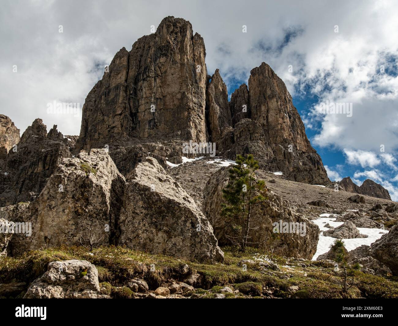 Immergiti nella vista mozzafiato del passo Gardena, dove la bellezza aspra delle Dolomiti si dispiega davanti ai tuoi occhi Foto Stock