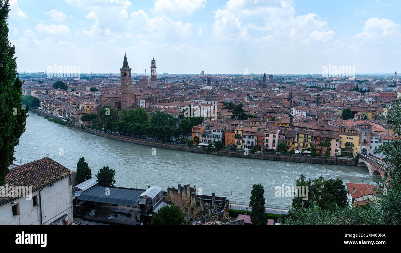 Sorvola Verona e ammira le splendide viste panoramiche di questa storica città italiana, da cui prendono vita antiche strade e affascinanti tetti Foto Stock