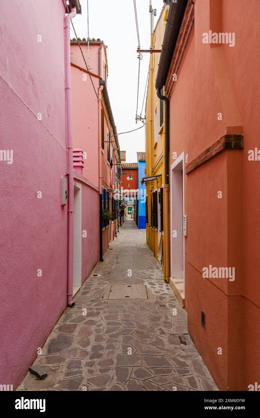 Le case colorate di Burano creano una sinfonia di colori, ognuno dei quali aggiunge un fascino vivace e pittoresco all'isola Foto Stock