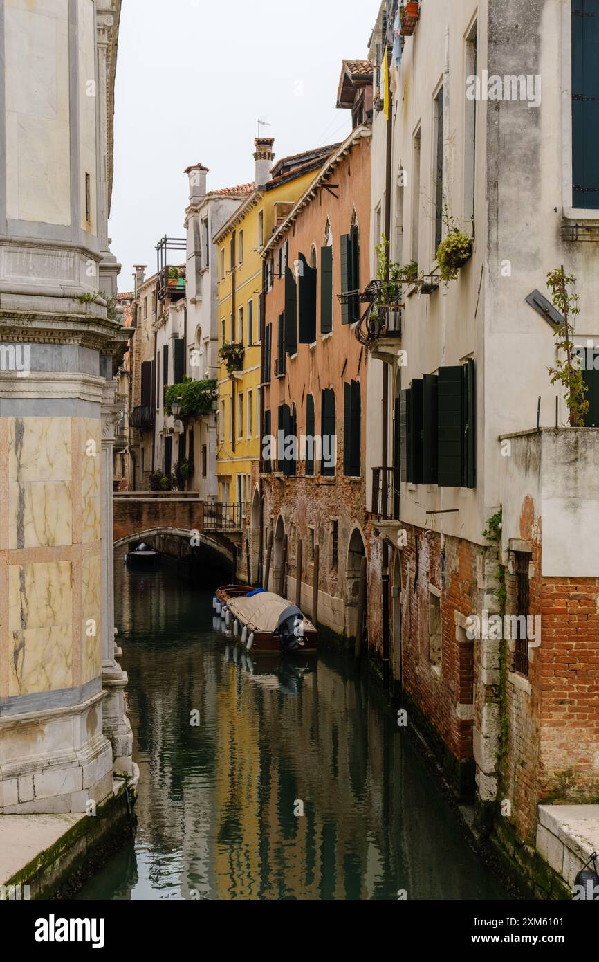 Scopri la magia di Venezia passeggiando attraverso la sua intricata rete di vicoli, ciascuno immerso nella storia e nel carattere Foto Stock