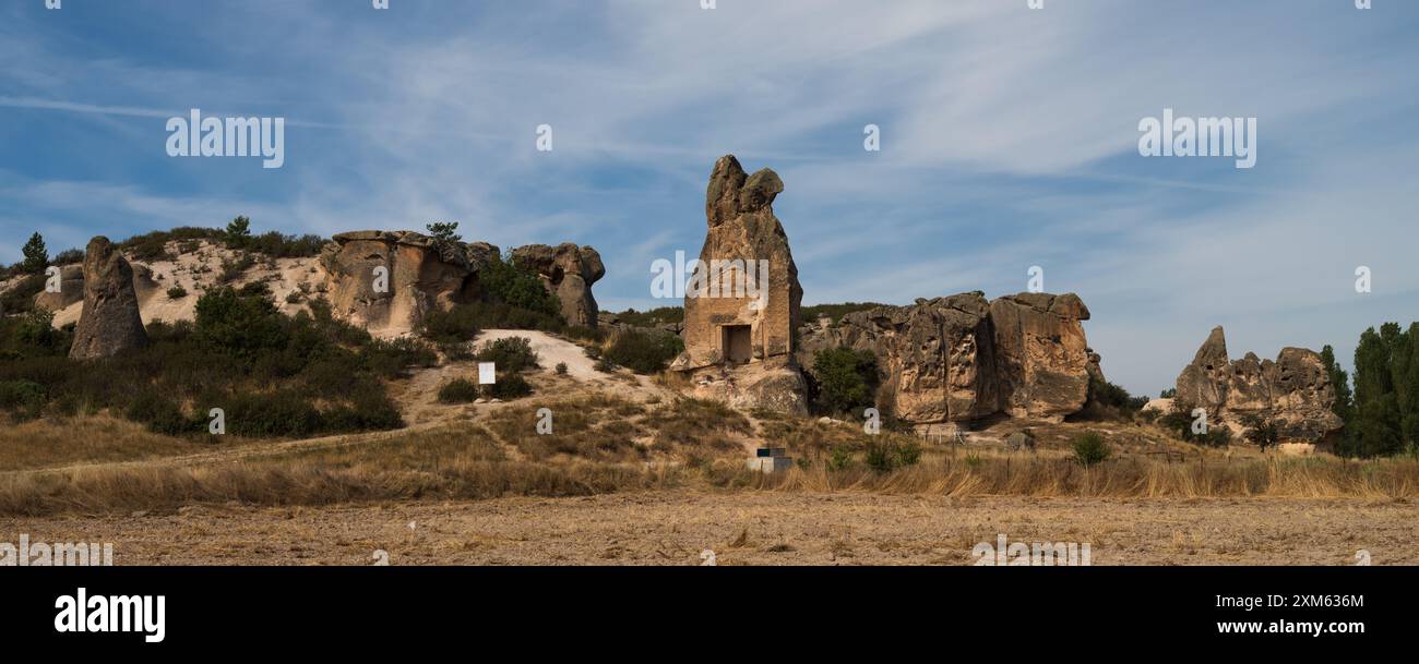 Tempio Aslankaya nella valle frigia. Artefatti delle civiltà anatoliche. Destinazioni di viaggio in Turchia. Distretto di Ihsaniye - Afyonkarahisar - Turchia Foto Stock Tempio Aslankaya nella valle frigia. Artefatti delle civiltà anatoliche. Destinazioni di viaggio in Turchia. Distretto di Ihsaniye - Afyonkarahisar - Turchia Foto Stock