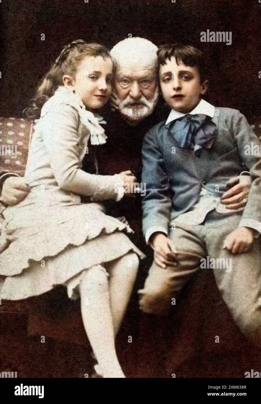 Victor Hugo con Georges e Jeanne in grembo. 1881 - foto dopo Achille Melandri (1845-1905) colorazione successiva Foto Stock