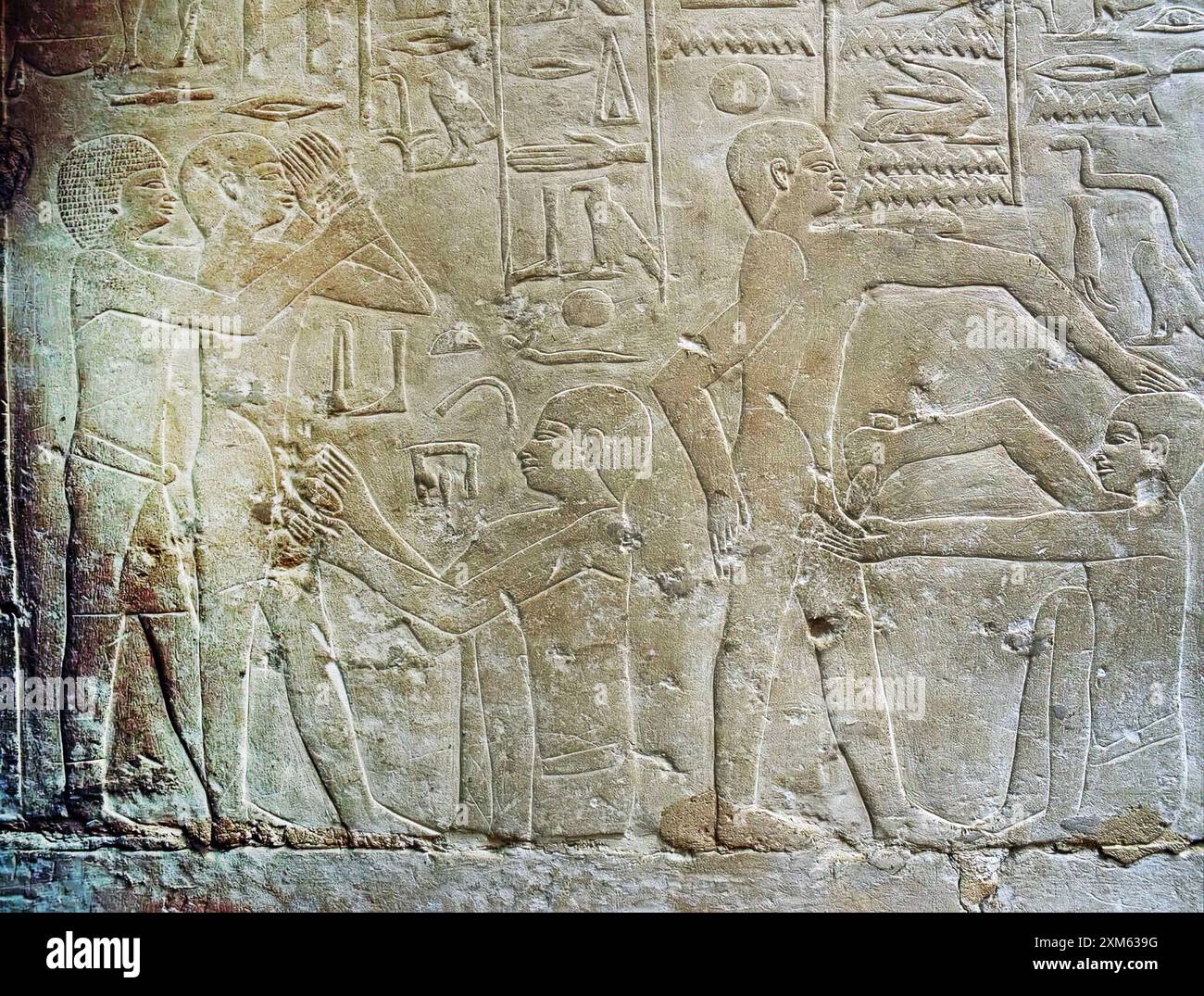 665. SCENA DI CIRCONCISIONE RAFFIGURATA SU UN RILIEVO MURALE NELLA TOMBA DI ANACH MACHOR (EGITTO) RISALENTE AL 22° SECOLO. C. a.C. Giosuè gli fece dei coltelli di selce e circoncise i figli d'Israele a Gibeath-ha-araloth. (GIOSUÈ 5:2-9) Foto Stock