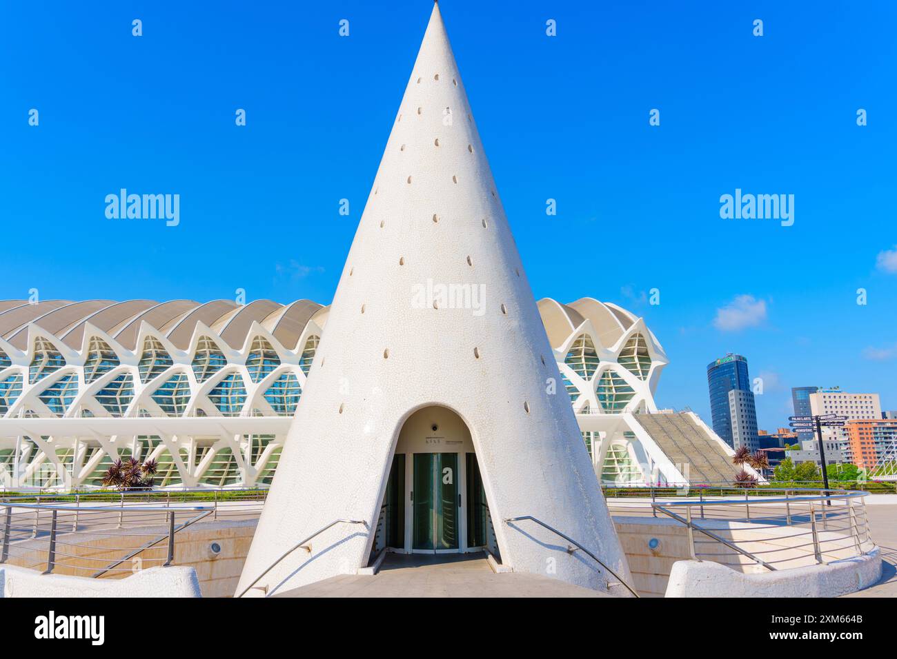 Valencia, Spagna - 12 luglio 2024: Straordinario design conico dell'albero di sollevamento all'interno del complesso della città delle Arti e delle Scienze. La meraviglia architettonica mette in mostra uno stile unico Foto Stock