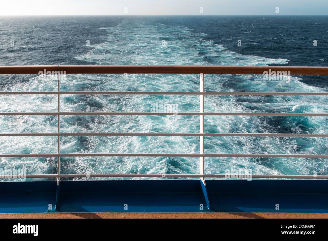 Vista dell'Oceano Pacifico dal ponte di una nave da crociera, la costa californiana". Foto Stock
