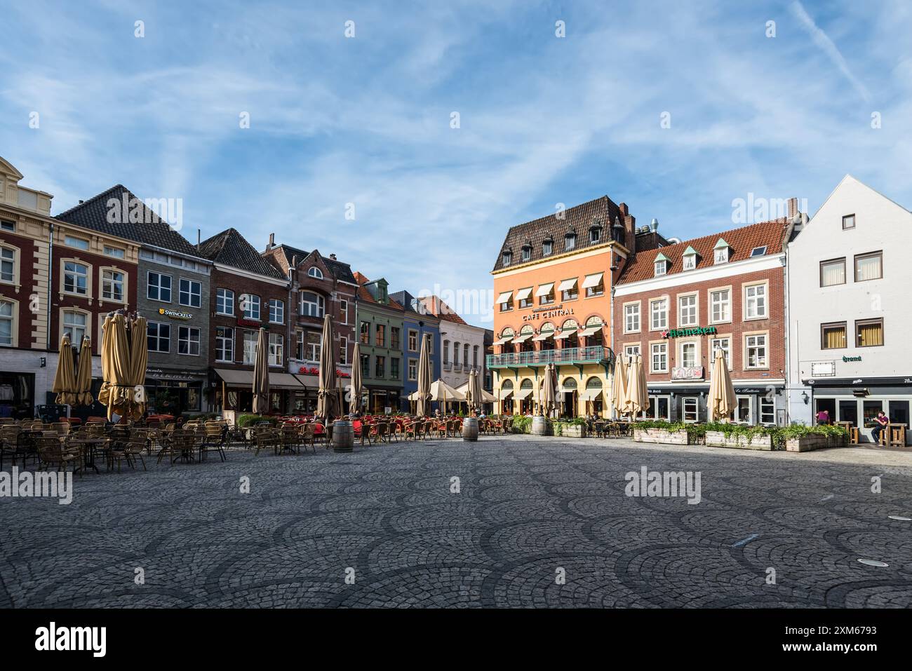 Venlo, Paesi Bassi - 25 settembre 2023: Vista panoramica della città vecchia di Venlo con Cafe Restaurant Central nella città olandese di Venlo, Paesi Bassi Foto Stock