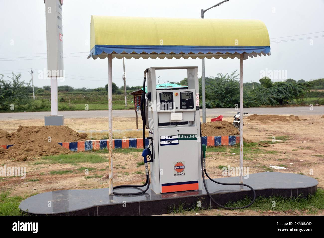 10-08-2023, Agra, U.P. India. Immagine di una stazione di servizio petrolifero in India, gigante indiano del petrolio. Concetto di aumento del prezzo della benzina Foto Stock