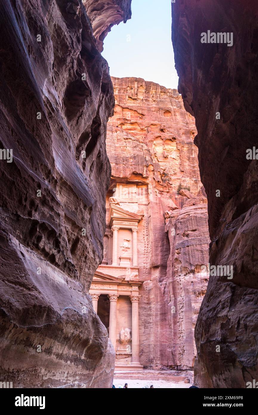 Il Tesoro, intraveduto dal Siq, sito patrimonio dell'umanità dell'UNESCO di Petra, in Giordania Foto Stock