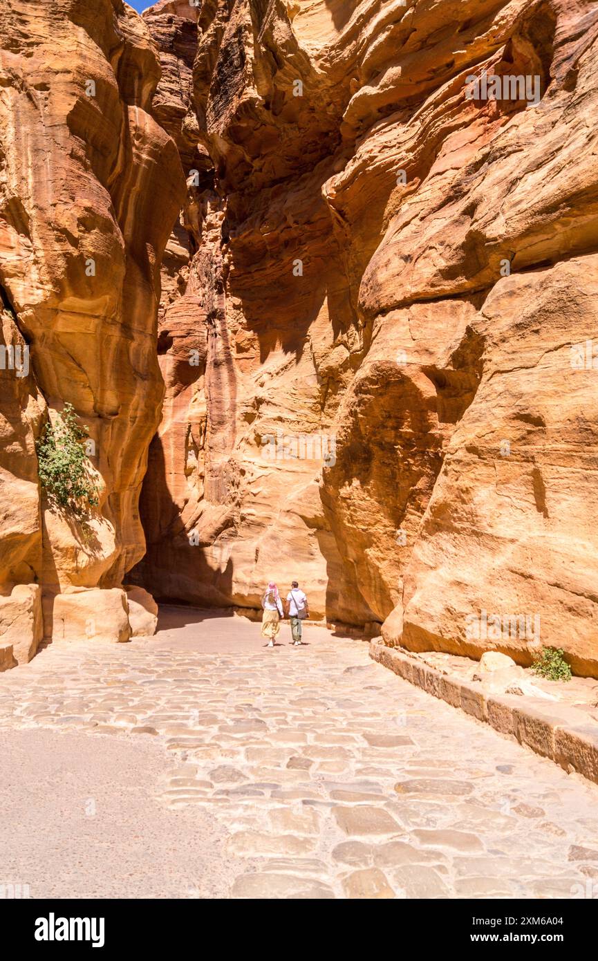 Il Siq si avvicina al canyon di Petra, in Giordania, sito patrimonio dell'umanità dell'UNESCO Foto Stock