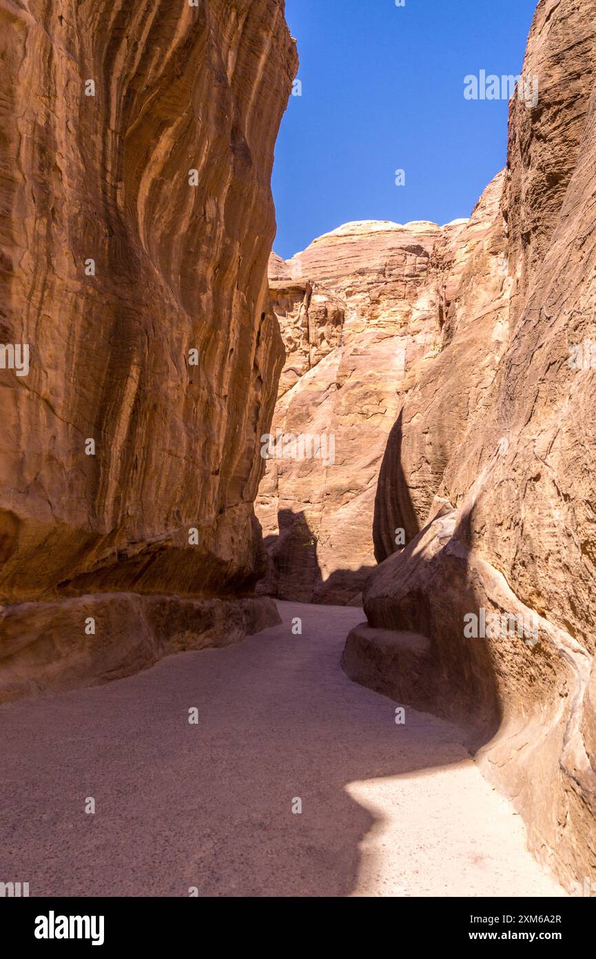 Il Siq si avvicina al canyon di Petra, in Giordania, sito patrimonio dell'umanità dell'UNESCO Foto Stock