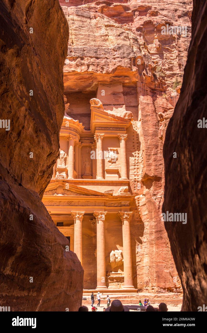 Il Tesoro, intraveduto dal Siq, sito patrimonio dell'umanità dell'UNESCO di Petra, in Giordania Foto Stock