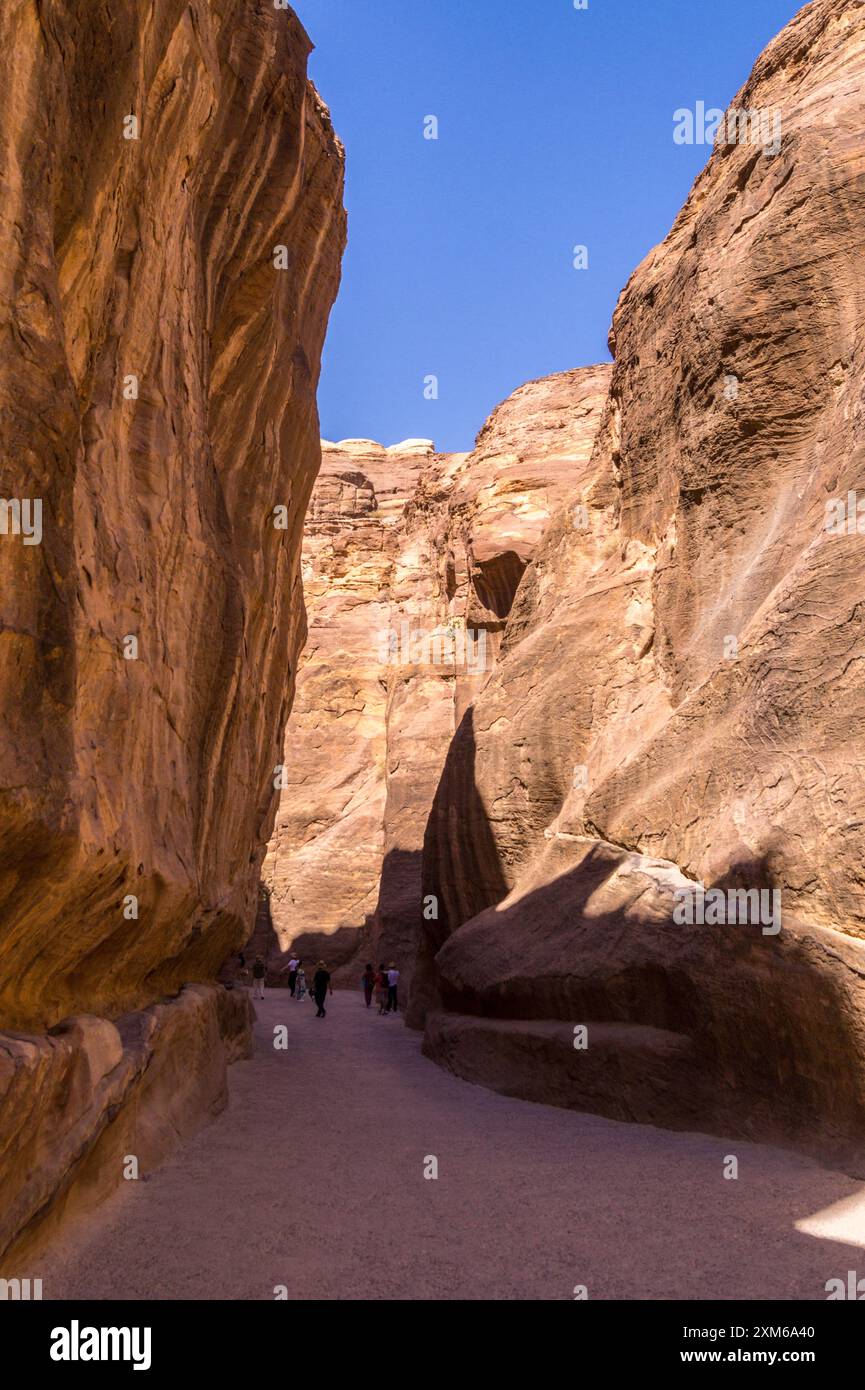 Il Siq si avvicina al canyon di Petra, in Giordania, sito patrimonio dell'umanità dell'UNESCO Foto Stock