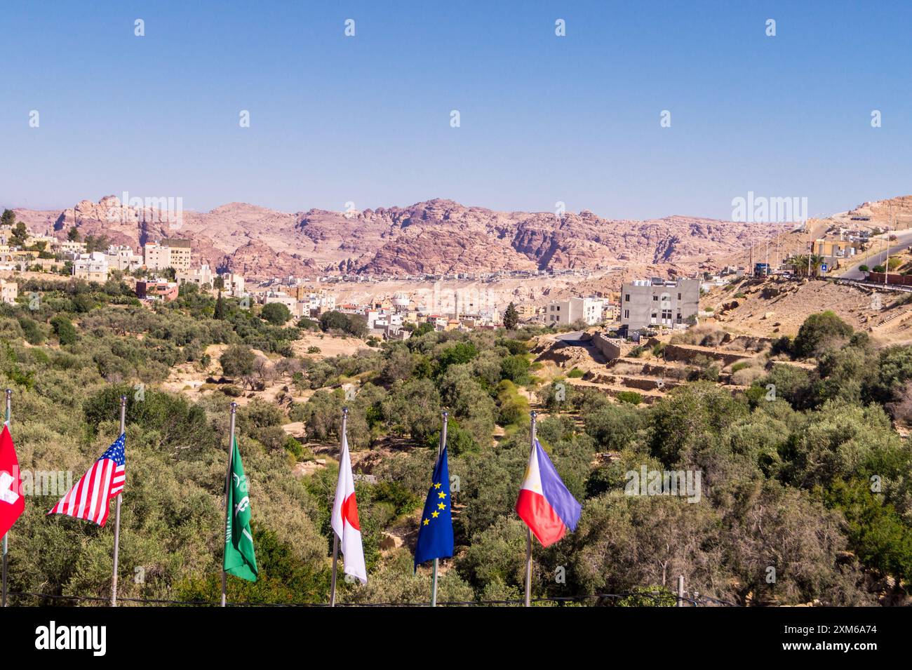 Petra, sito patrimonio dell'umanità dell'UNESCO, in Giordania, visto da Wadi Musa Foto Stock