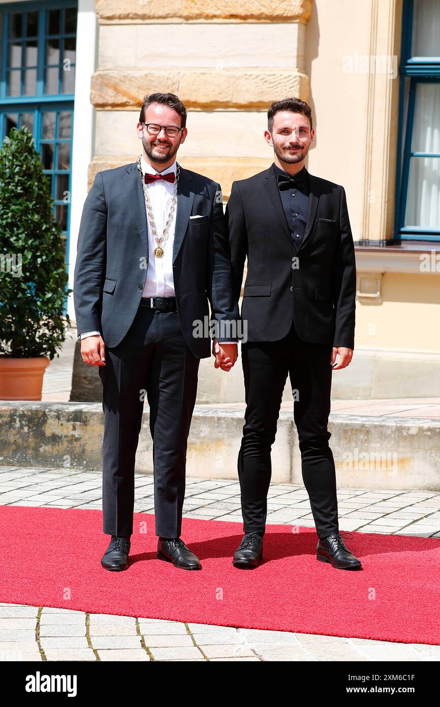 Andreas Zippel 2. Bürgermeister der Stadt Bayreuth mit seinem Freund Luca Maaß BEI der Eröffnung der 112.Richard-Wagner-Festspiele a Bayreuth *** Andreas Zippel 2 sindaco della città di Bayreuth con l'amico Luca Maaß all'apertura del Richard Wagner Festival 112 a Bayreuth Foto Stock
