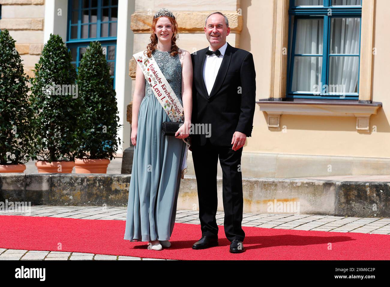 Hubert Aiwanger Bayerischer Staatsminister für Wirtschaft, Landesentwicklung und energie mit der Fränkischen Kirschenkönigin Lena I. BEI der Eröffnung der 112. Richard-Wagner-Festspiele a Bayreuth *** Hubert Aiwanger Ministro aggiunto bavarese per gli affari economici, lo sviluppo regionale e l'energia con la regina dei ciliegi della Franconia Lena i all'apertura del Festival Richard Wagner del 112 a Bayreuth Foto Stock