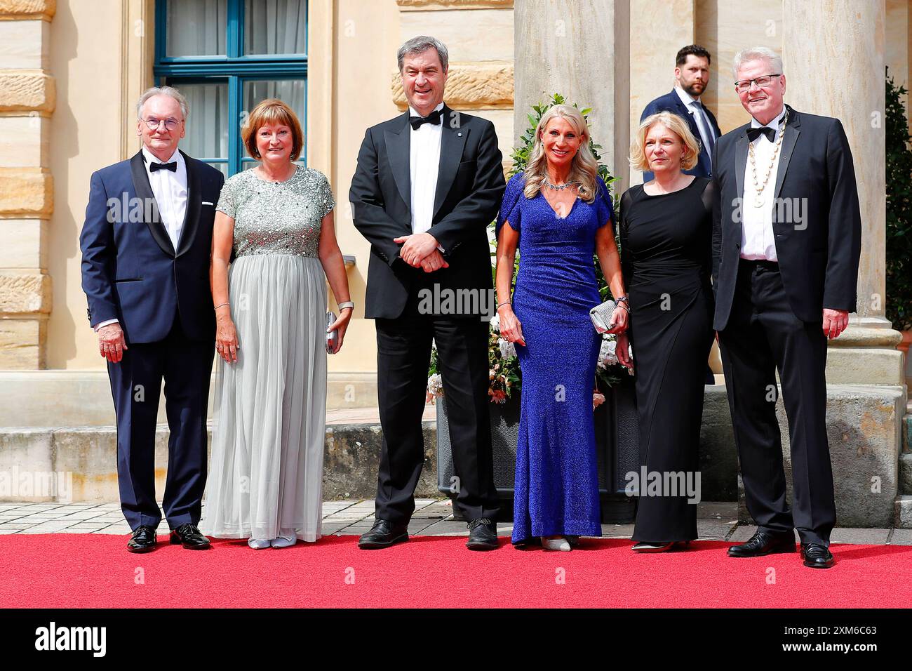Reiner Haseloff Ministerpräsident von Sachsen-Anhalt mit Ehefrau Gabriele Haseloff Dr. Markus Söder Ministerpräsident des Freistaates Bayern mit Ehefrau Karin Baumüller-Söder Thomas Ebersberger Oberbürgermeister der Stadt Bayreuth mit Ehefrau Stefanie Hellbach BEI der Eröffnung der 112.Richard-Wagner-Festspiele a Bayreuth *** Reiner Haseloff Ministro Presidente della Sassonia-Anhalt con moglie Markele Haseloff Dr Söder Ministro Presidente dello Stato libero di Baviera con moglie Karin Baumüller Söder Thomas Ebersberger Lord sindaco della città di Bayreuth con moglie Stefanie Hellbach all'openin Foto Stock