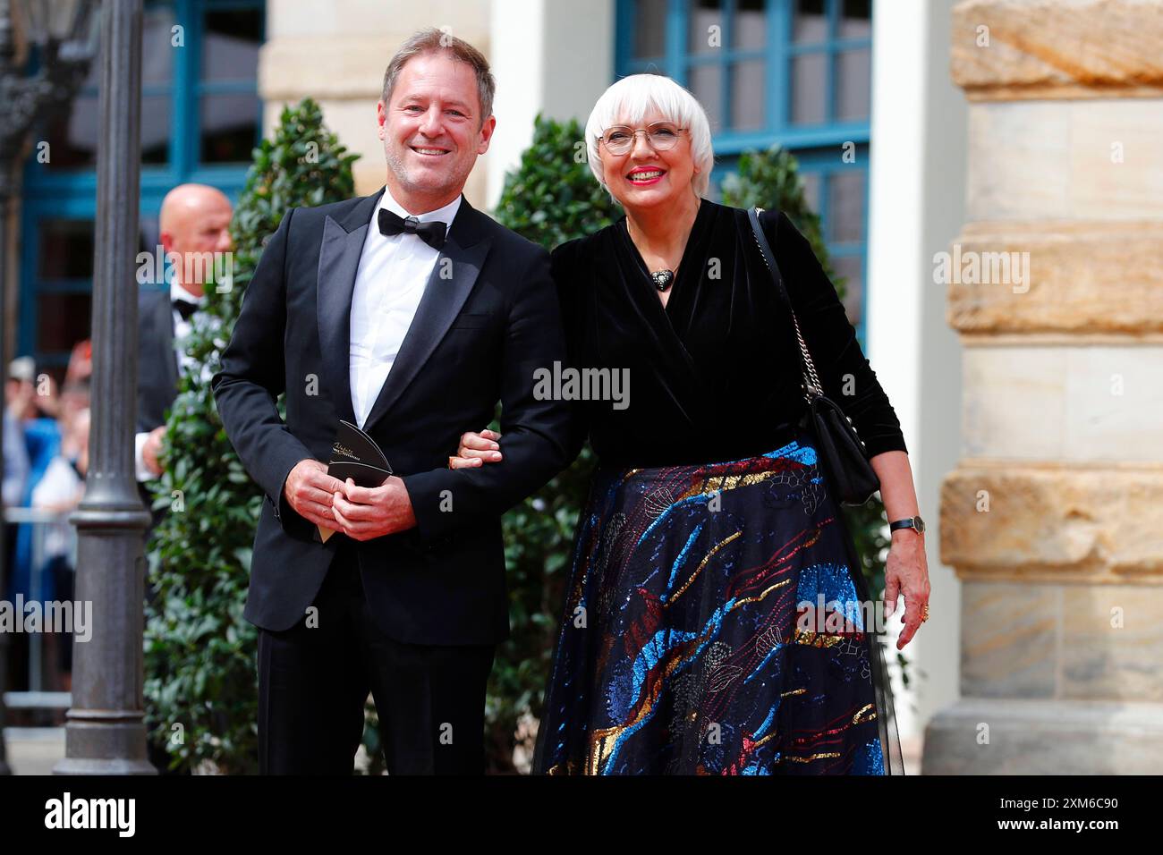 Claudia Roth Beauftragte der Bundesregierung für Kultur und Medien mit Begleitung BEI der Eröffnung der 112. Richard-Wagner-Festspiele a Bayreuth *** Claudia Roth Commissario federale per la cultura e i media ha partecipato all'apertura del Richard Wagner Festival 112 a Bayreuth Foto Stock