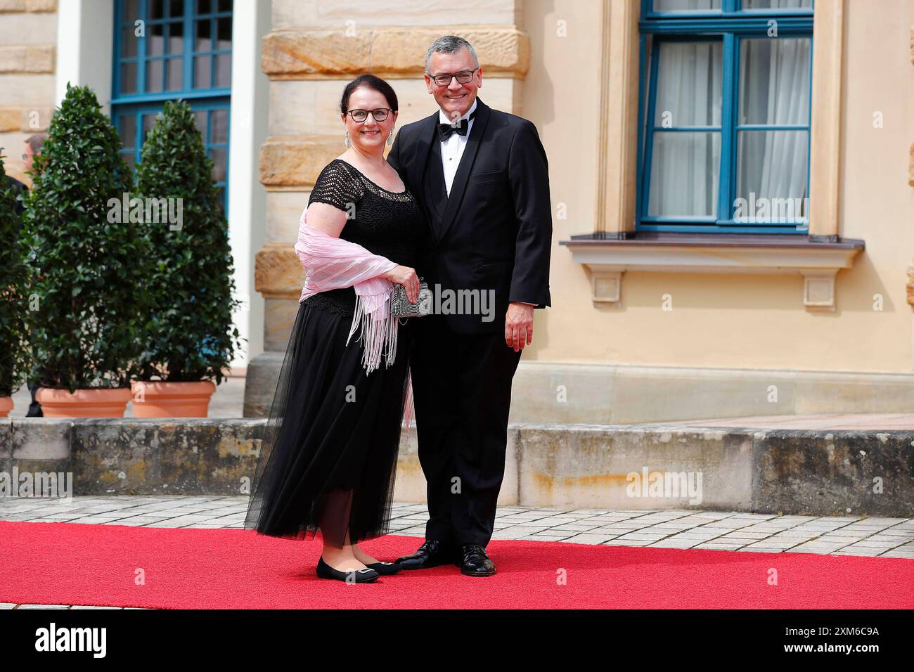 Dott. Florian Herrmann Leiter der Bayerischen Staatskanzlei, und Staatsminister für Bundesangelegenheiten und Medien mit Ehefrau Renate Herrmann BEI der Eröffnung der 112.Richard-Wagner-Festspiele a Bayreuth *** Dott. Florian Herrmann capo della Cancelleria di Stato bavarese e Ministro di Stato per gli affari federali e i media con sua moglie Renate Herrmann all'inaugurazione del 112° Richard Wagner Festival di Bayreuth Foto Stock