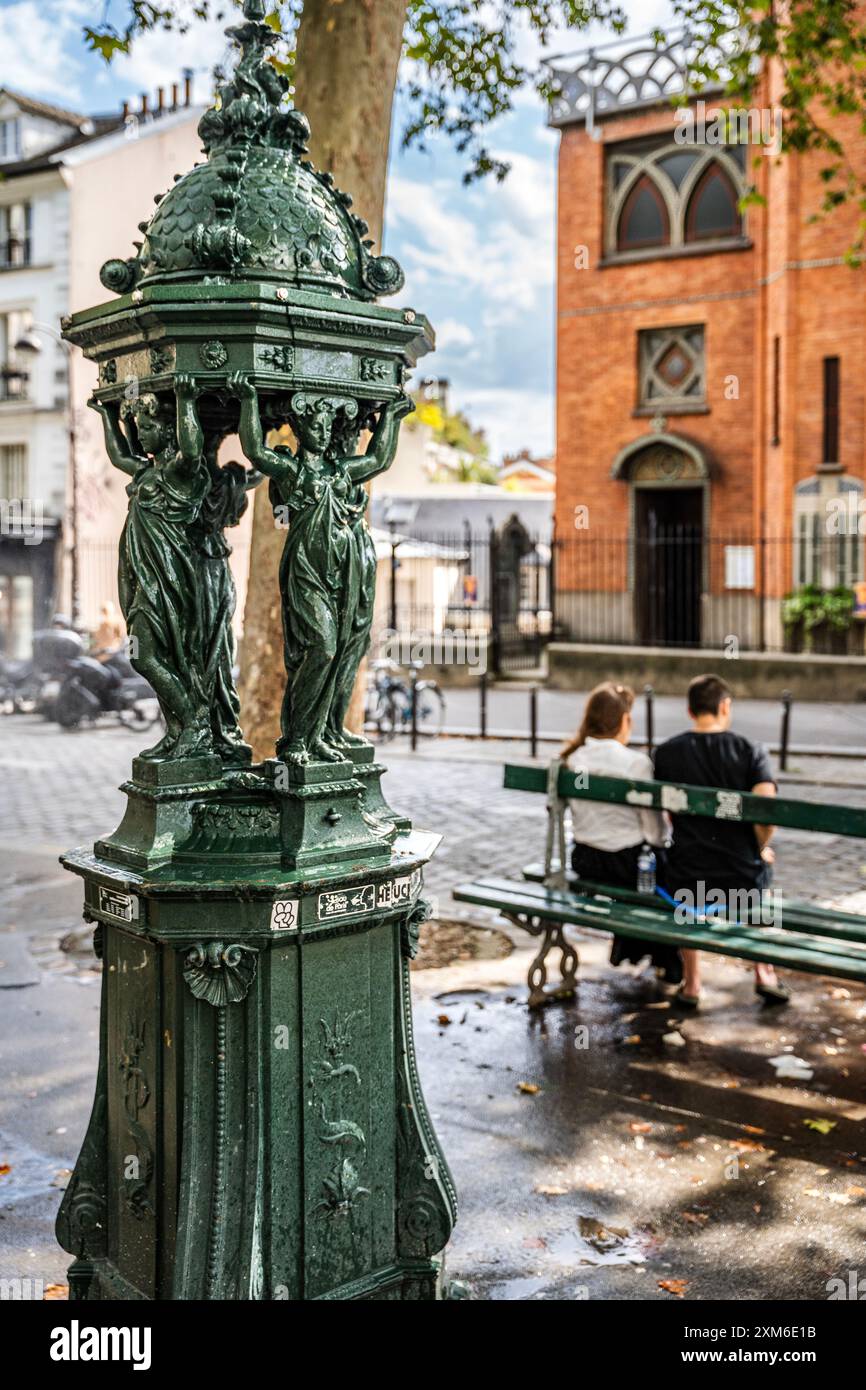 Wallace Fountain, fontana con cariatidi in ghisa intitolata a Sir Richard Wallace, in Place des Abbesses, Montmartre, Parigi Foto Stock