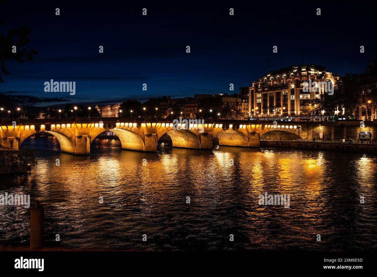 Pont Neuf ("Ponte nuovo") il più antico ponte in piedi sul fiume Senna a Parigi, Francia, di notte, con luci, centro di Parigi, Francia Foto Stock