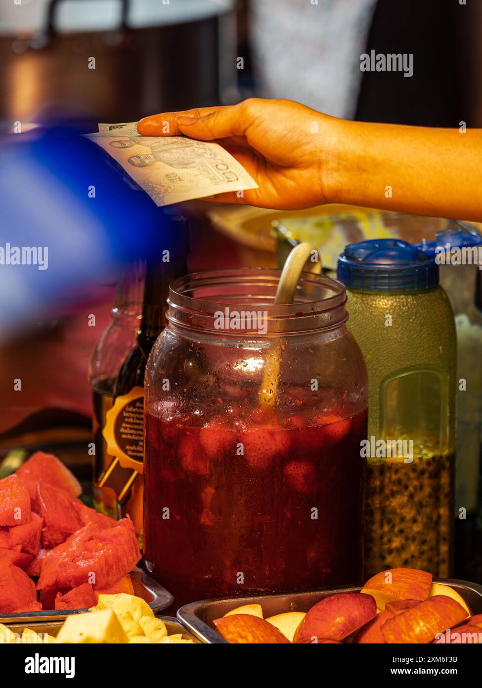 A pagamento per frutta fresca e bevande al Market Stall Foto Stock