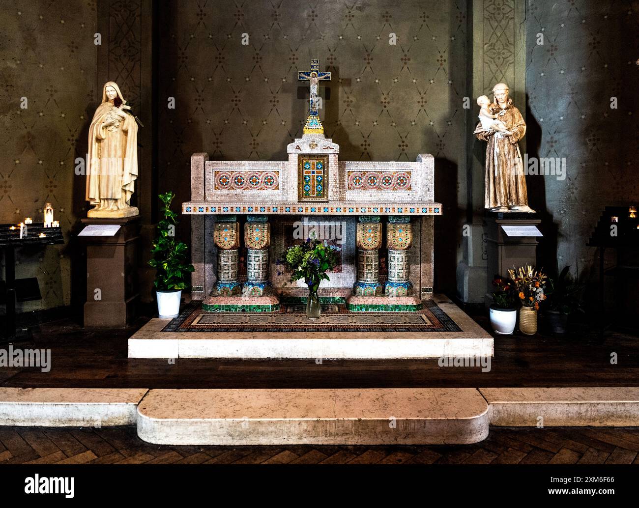 Un altare all'interno della chiesa cattolica di Saint-Jean de Montmartre, in Place des Abbesses, quartiere di Montmartre, XVIII arrondissement, Parigi, Francia Foto Stock