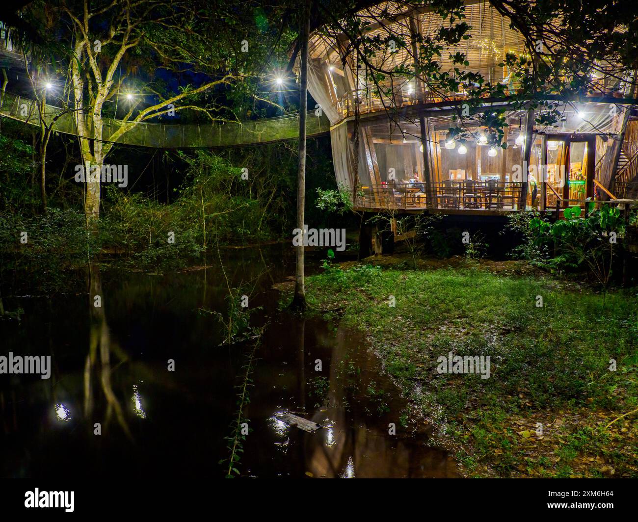 Alloggi glamping nella foresta pluviale Amazzonica. Treehouse in legno, Foresta pluviale Amazzonica, Amazzonia, Pacaya Samiria National Reserve, Perù, Sud America. Foto Stock
