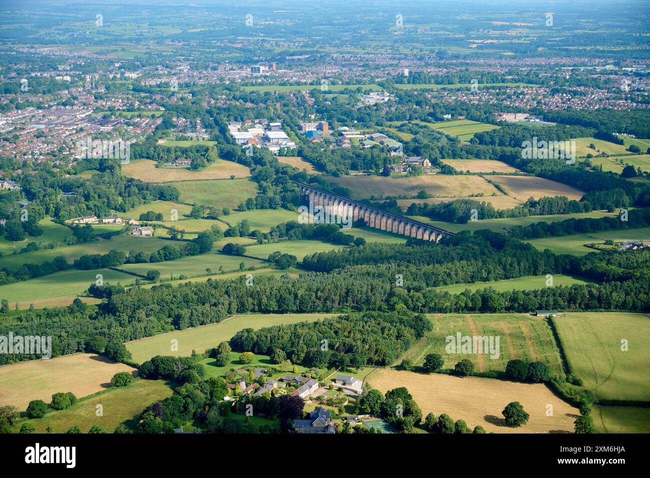 Vista aerea del viadotto ferroviario Crimple, a sud di Harrogate, North Yorkshire, Inghilterra settentrionale, Regno Unito Foto Stock