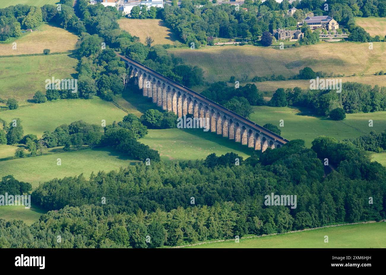 Vista aerea del viadotto ferroviario Crimple, a sud di Harrogate, North Yorkshire, Inghilterra settentrionale, Regno Unito Foto Stock