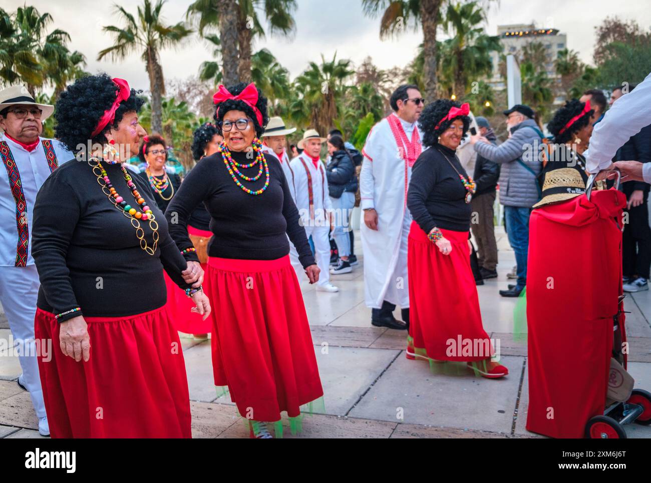 Gli amanti del festival in costumi coordinati celebrano l'esterno, aggiungendo un'atmosfera vivace e variegata. Perfetta cattura panoramica di pubblico gioioso Foto Stock