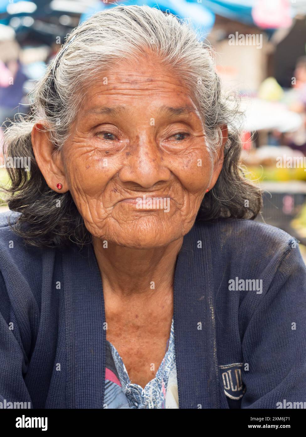 Iquitos, Perù- Mar 27, 2018: Ritratto di una donna con una pelle rossa la vendita delle banane sul mercato Belen, giungla amazzonica. Sud America. Amazonia. Foto Stock