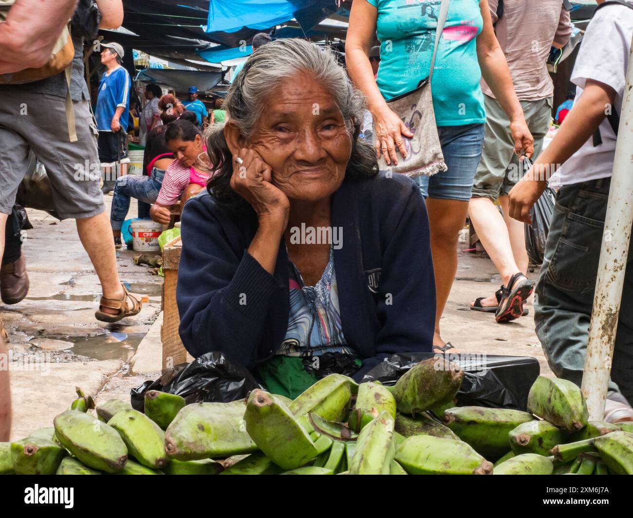 Iquitos, Perù- Mar 27, 2018: Ritratto di donna peruviana la vendita delle banane sul mercato Belen, giungla amazzonica. Sud America. Amazonia. Foto Stock