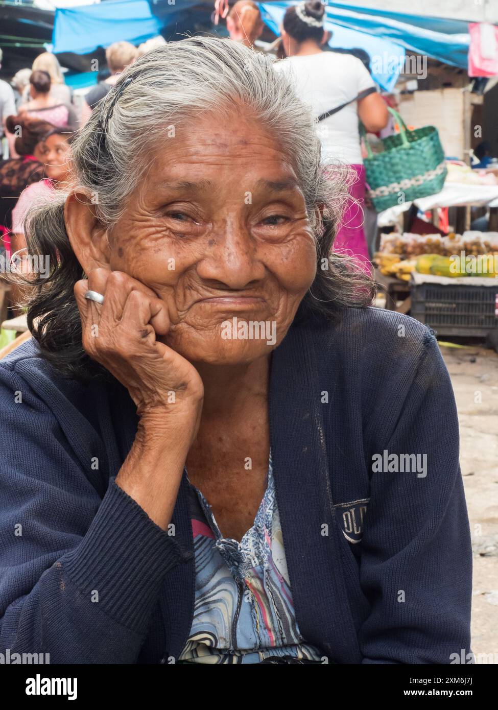 Iquitos, Perù- Mar 27, 2018: Ritratto di una donna con una pelle rossa la vendita delle banane sul mercato Belen, giungla amazzonica. Sud America. Amazonia. Foto Stock
