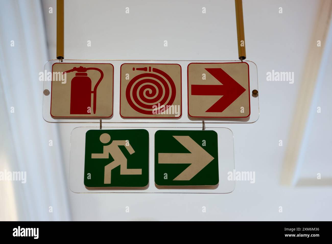 cartello sospeso all'interno con, freccia, estintore, acceso, verde e rosso Foto Stock