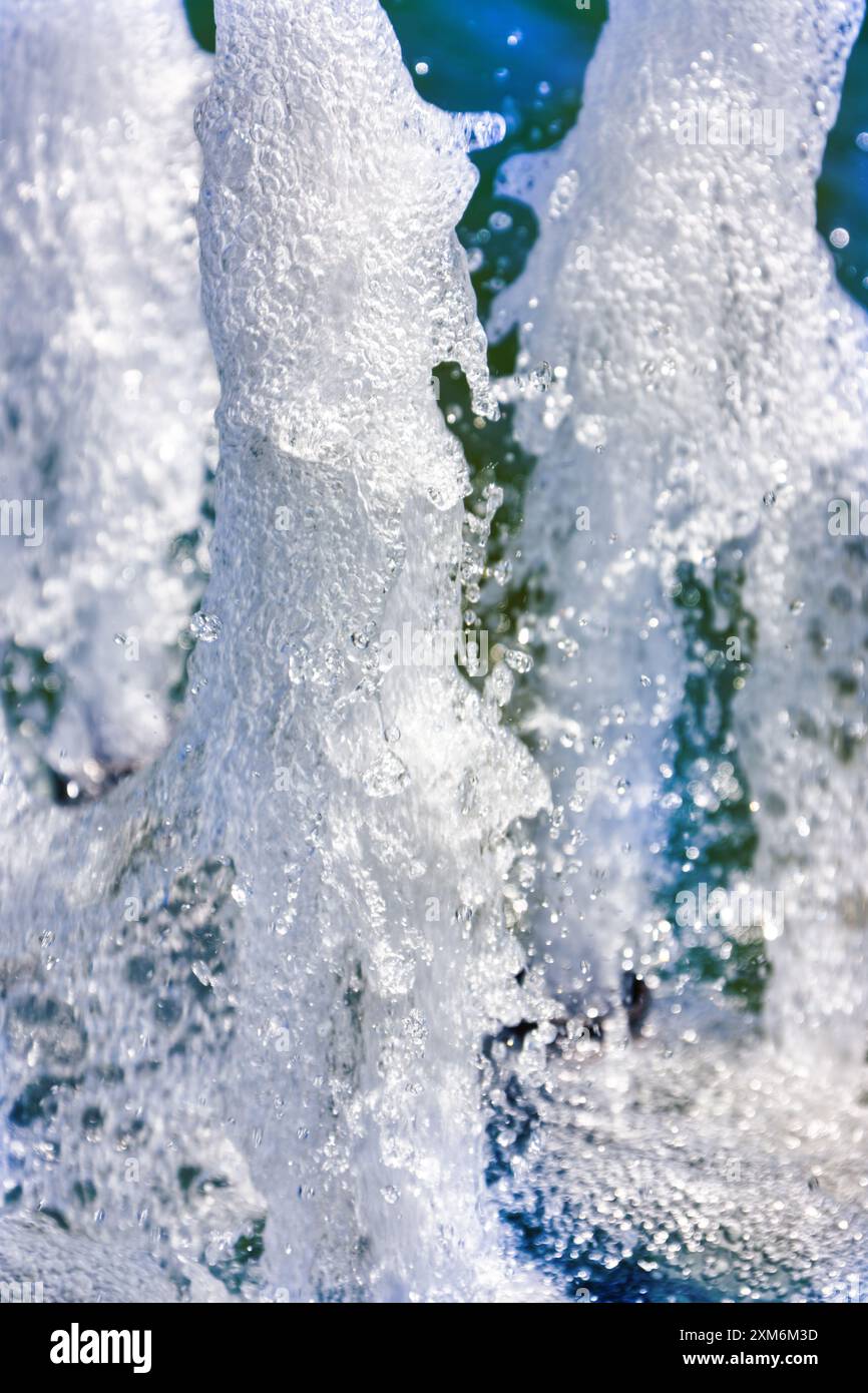 getto d'acqua che scorre verso l'alto, con un grande spruzzo, sfondo Foto Stock