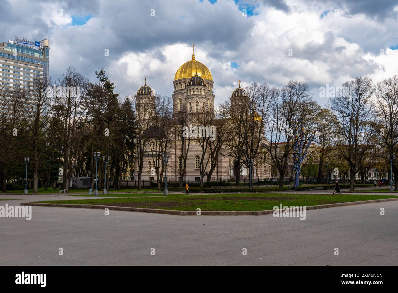 Cattedrale della Natività di Cristo con cupole dorate, la più grande chiesa ortodossa russa nei Balcani, riga, Lettonia Foto Stock