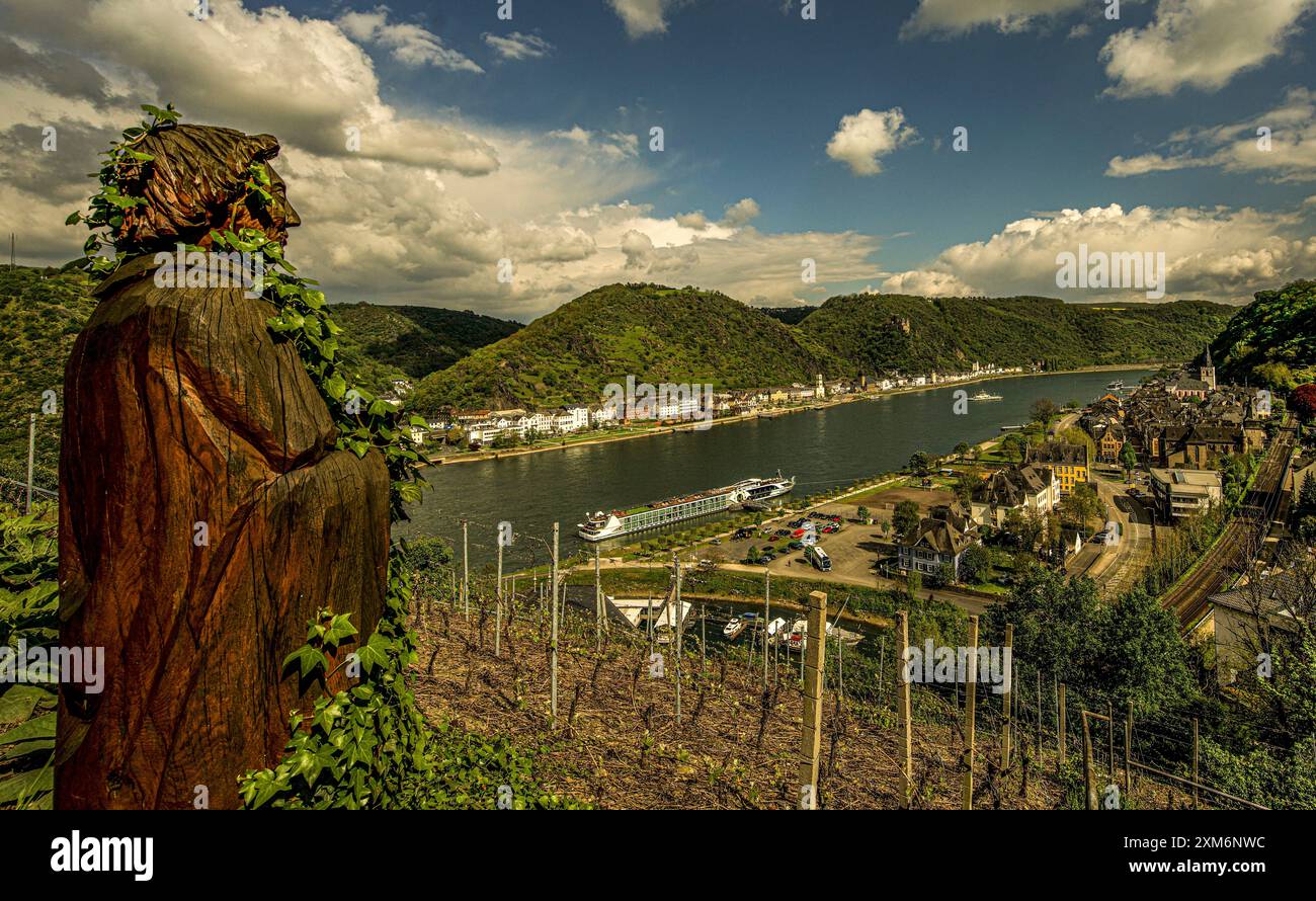 Statua di San Goar, vista su St Goar e St. Goarshausen nella valle del Reno, nella valle del medio Reno superiore, nella Renania-Palatinato, in Germania Foto Stock