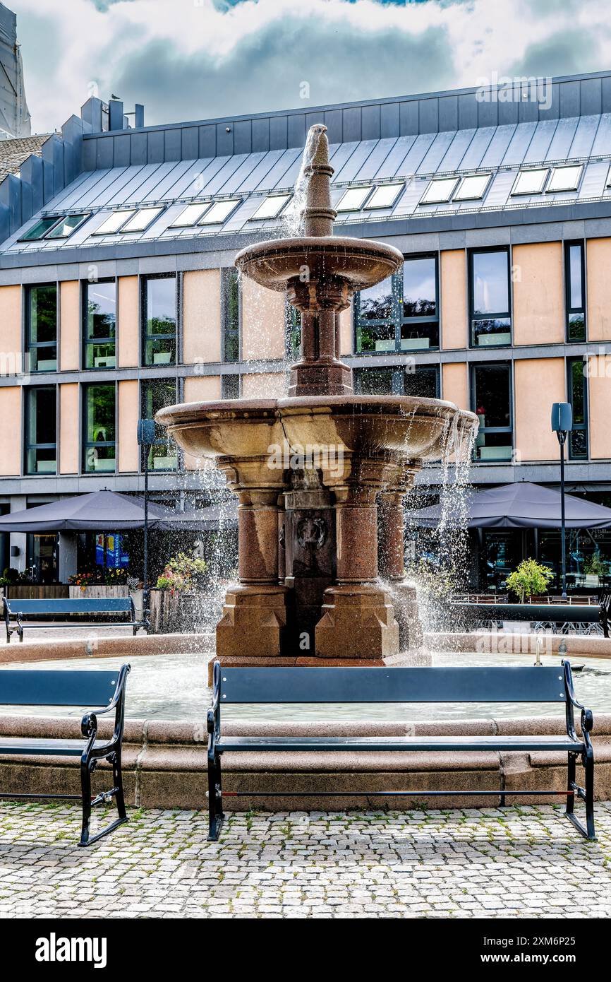 Fontana accanto alla cattedrale di Kristiansand, Norvegia Foto Stock