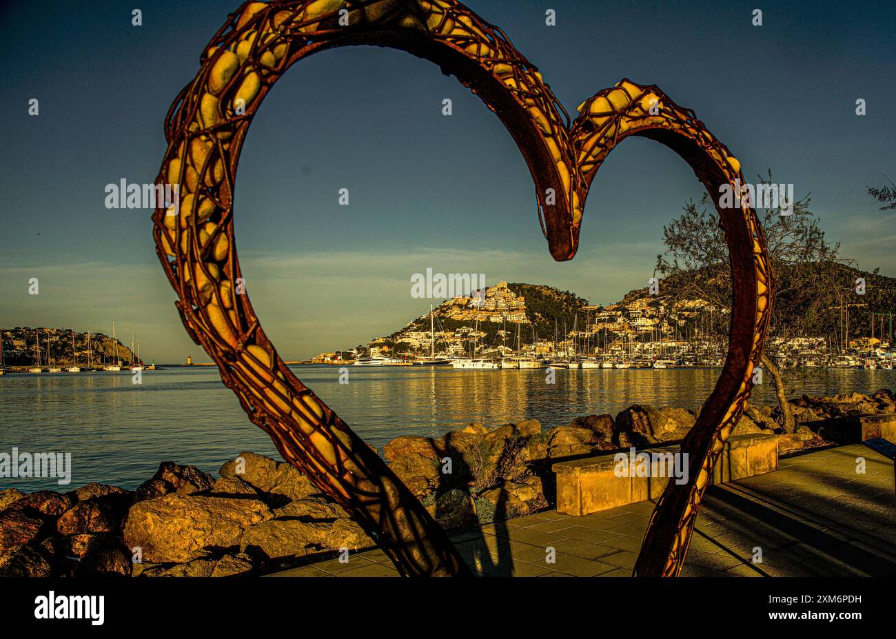 Port d'Andratx, visto alla luce del mattino attraverso la scultura a forma di cuore "Thierro" di Carlos Terroba, Maiorca, Spagna Foto Stock