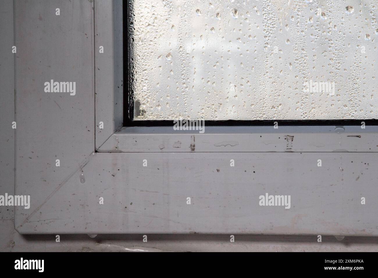 gocce d'acqua sulla finestra. Foto Stock