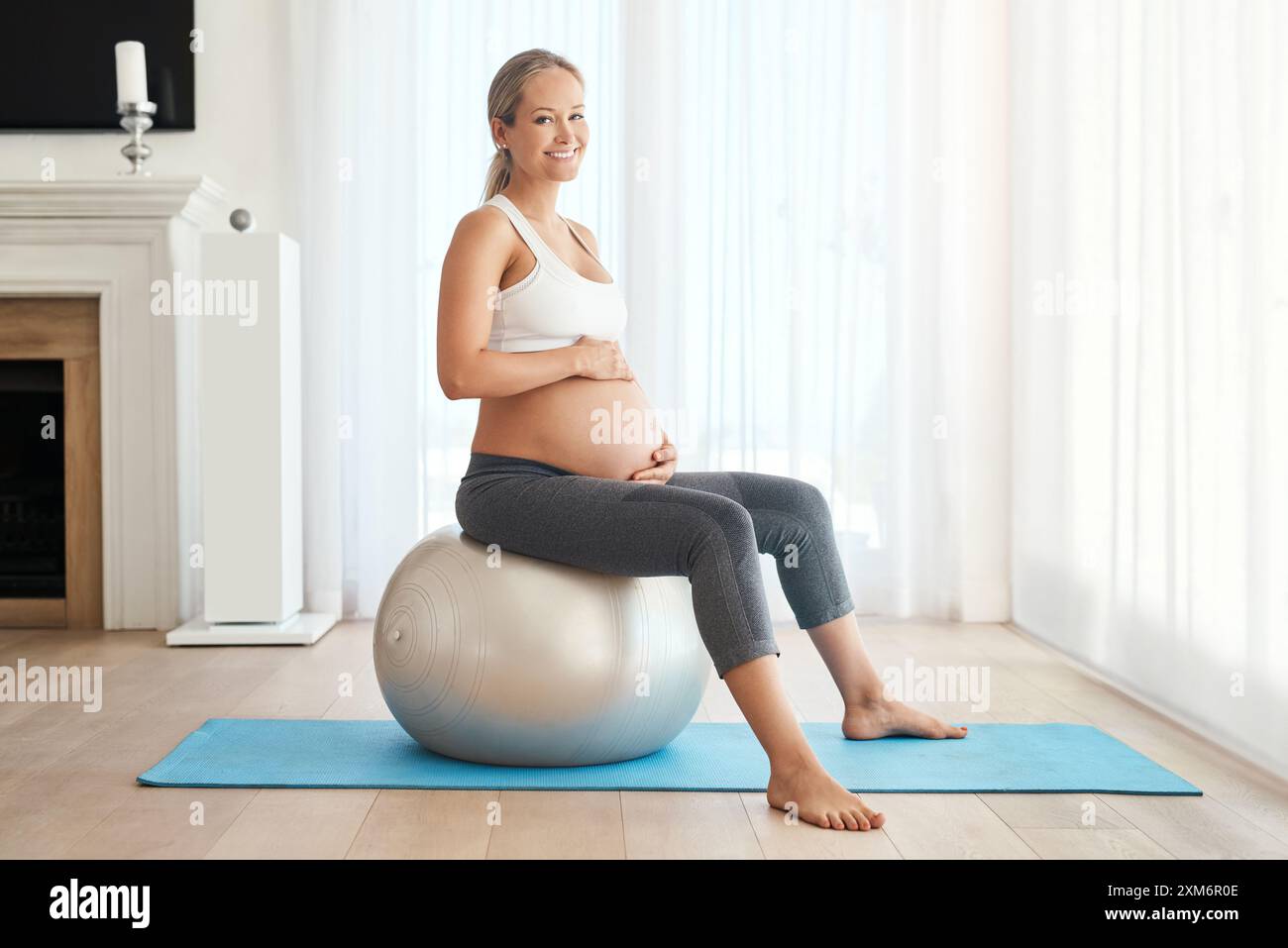 Gravidanza, donna e palla di esercizio in ritratto a casa, preparazione al travaglio e congedo di postura o maternità. La gravidanza pilates, sollievo alla schiena e incoraggiamento Foto Stock