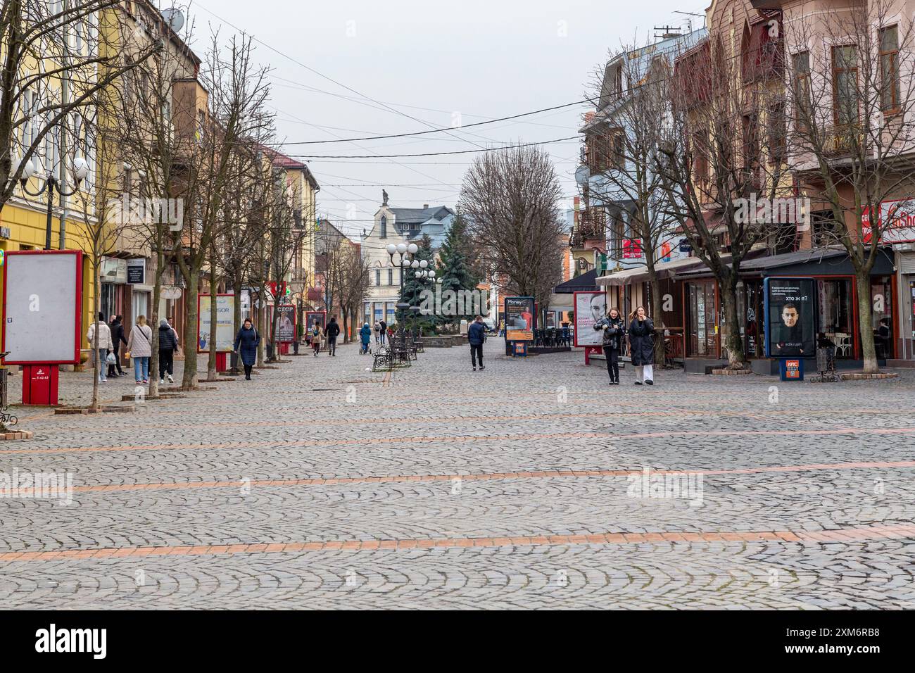 MUKACHEVO, UCRAINA - 5 MARZO 2023: Questo è il centro storico pedonale della città in una serata primaverile. Foto Stock