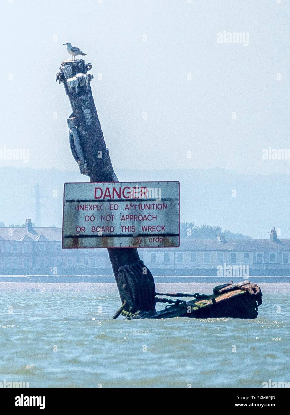 Sheerness, Kent, Regno Unito. 26 luglio 2024. [FILE PHOTO June 2023 warning sign on the mast and properties in Marine Parade, Sheerness in Distance] ci sono preoccupazioni che la SS Richard Montgomery si stia deteriorando più velocemente del previsto in base all'ultimo rapporto pubblicato. Il naufragio, che dista solo 1,5 miglia dalla città di Sheerness. Crediti: James Bell/Alamy Live News Foto Stock