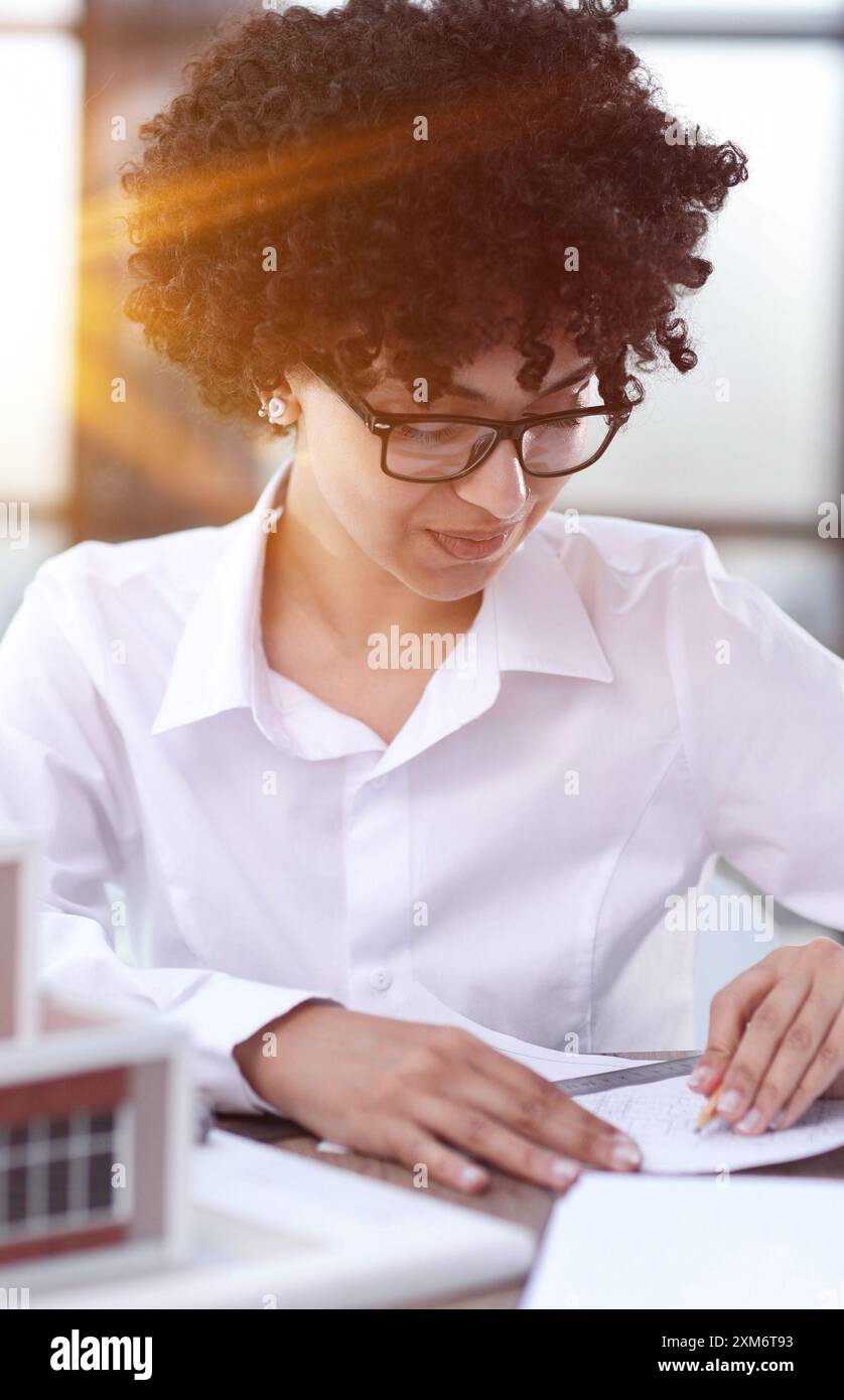 architetto designer donna esamina il layout della casa Foto Stock