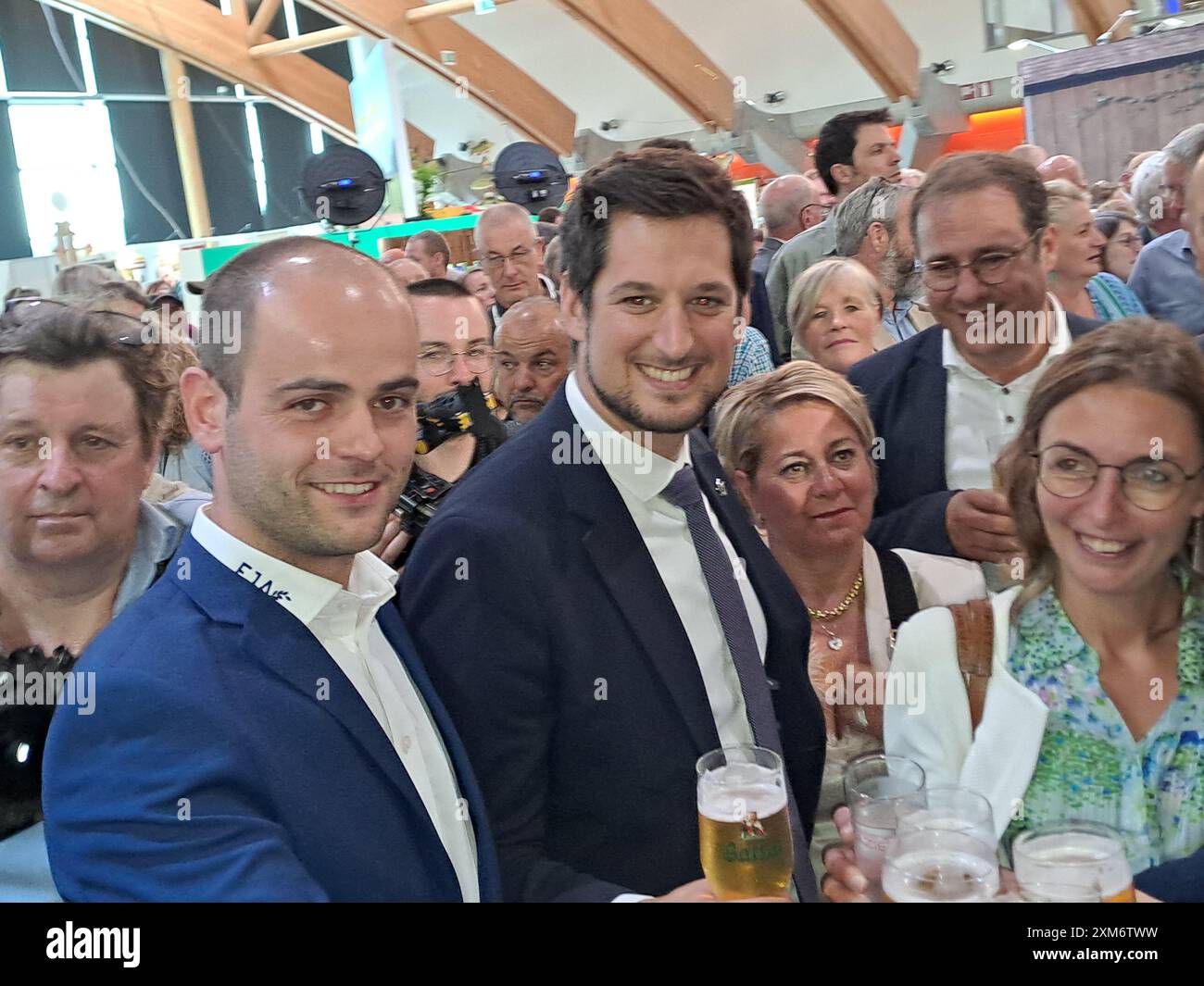 Libramont, Belgio. 26 luglio 2024. Il Ministro vallone, il Presidente Adrien Dolimont, brinda con gli altri membri del governo vallone, dopo la sessione inaugurale della 88a edizione della fiera agricola Libramont, venerdì 26 luglio 2024, a Libramont. BELGA PHOTO JULIEN BALTUS credito: Belga News Agency/Alamy Live News Foto Stock